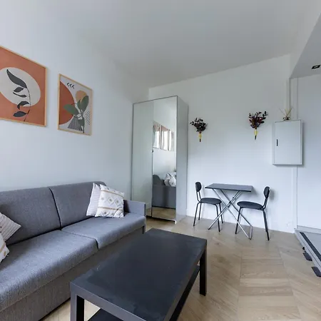 Romantic 3 Stars - By Canal Saint-martin