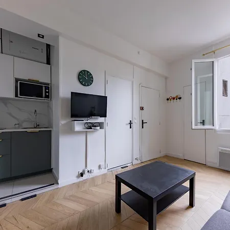 Romantic 3 Stars - By Canal Saint-martin باريس