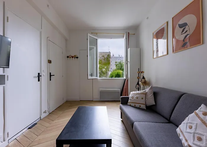 Romantic 3 Stars - By Canal Saint-martin פריז