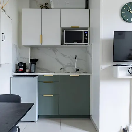 Romantic 3 Stars - By Canal Saint-martin